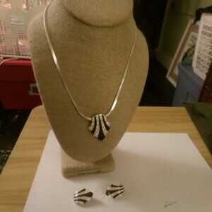 vintage Avon necklace. clip on Earings with a extra pendant.